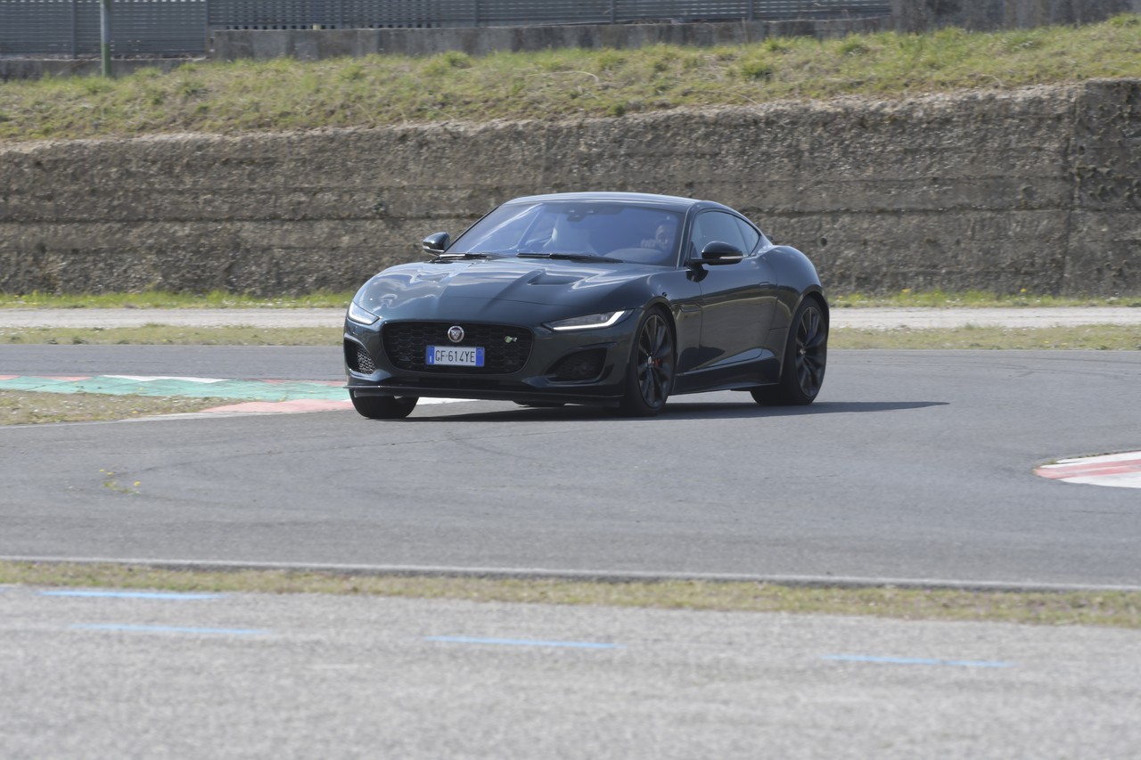 Jaguar F-Type 5.0 V8 R AWD: prova su strada