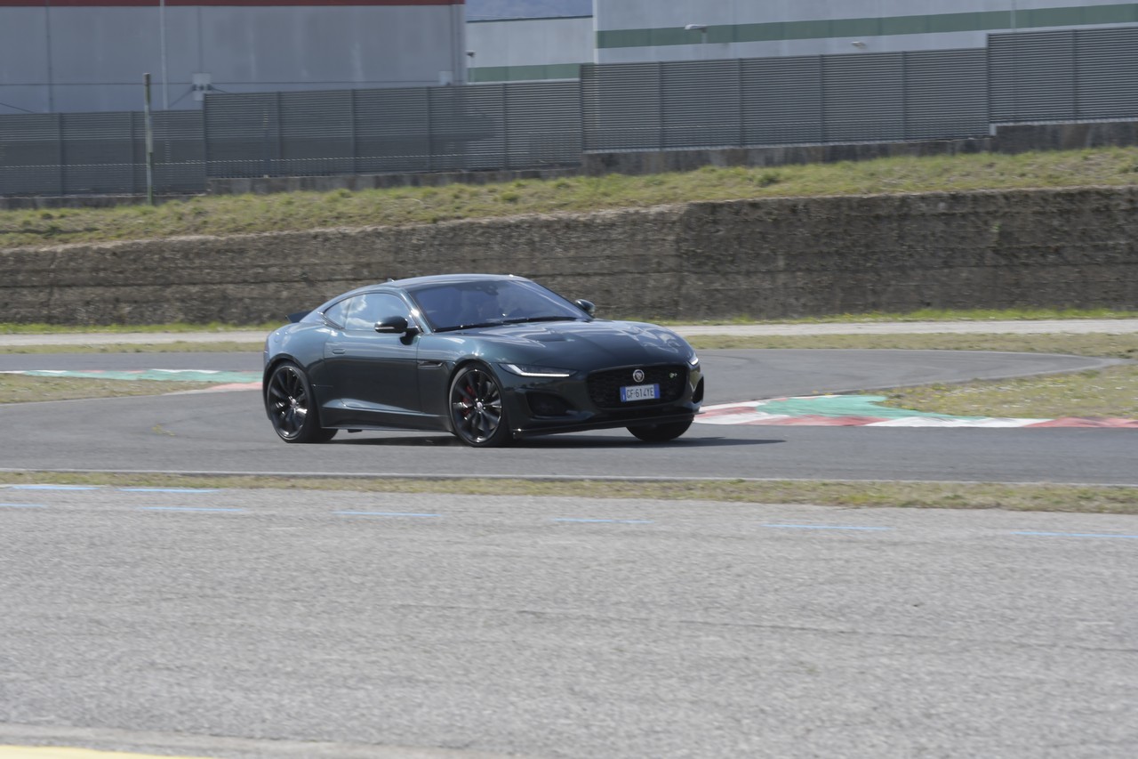 Jaguar F-Type 5.0 V8 R AWD: prova su strada