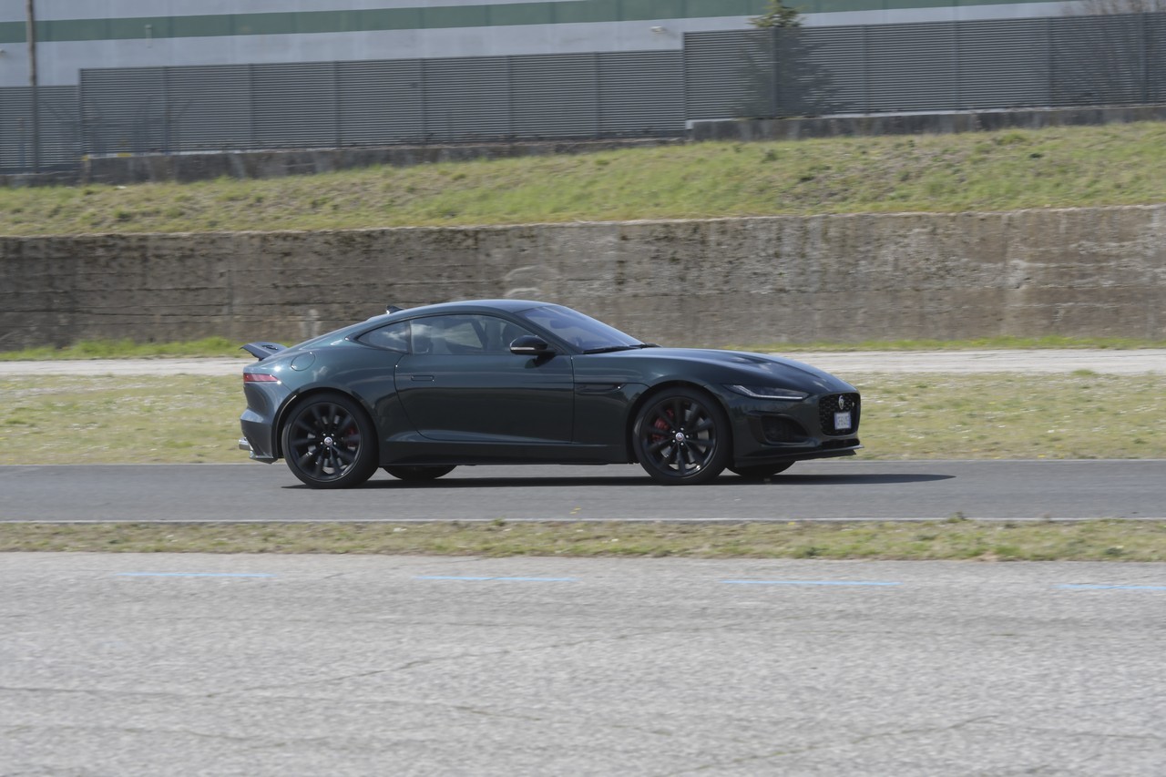 Jaguar F-Type 5.0 V8 R AWD: prova su strada