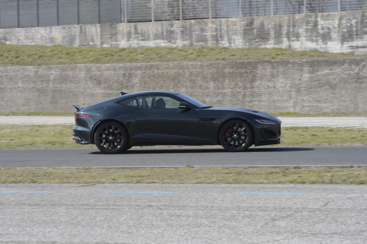 Jaguar F-Type 5.0 V8 R AWD: prova su strada