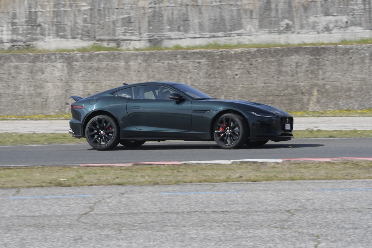 Jaguar F-Type 5.0 V8 R AWD: prova su strada