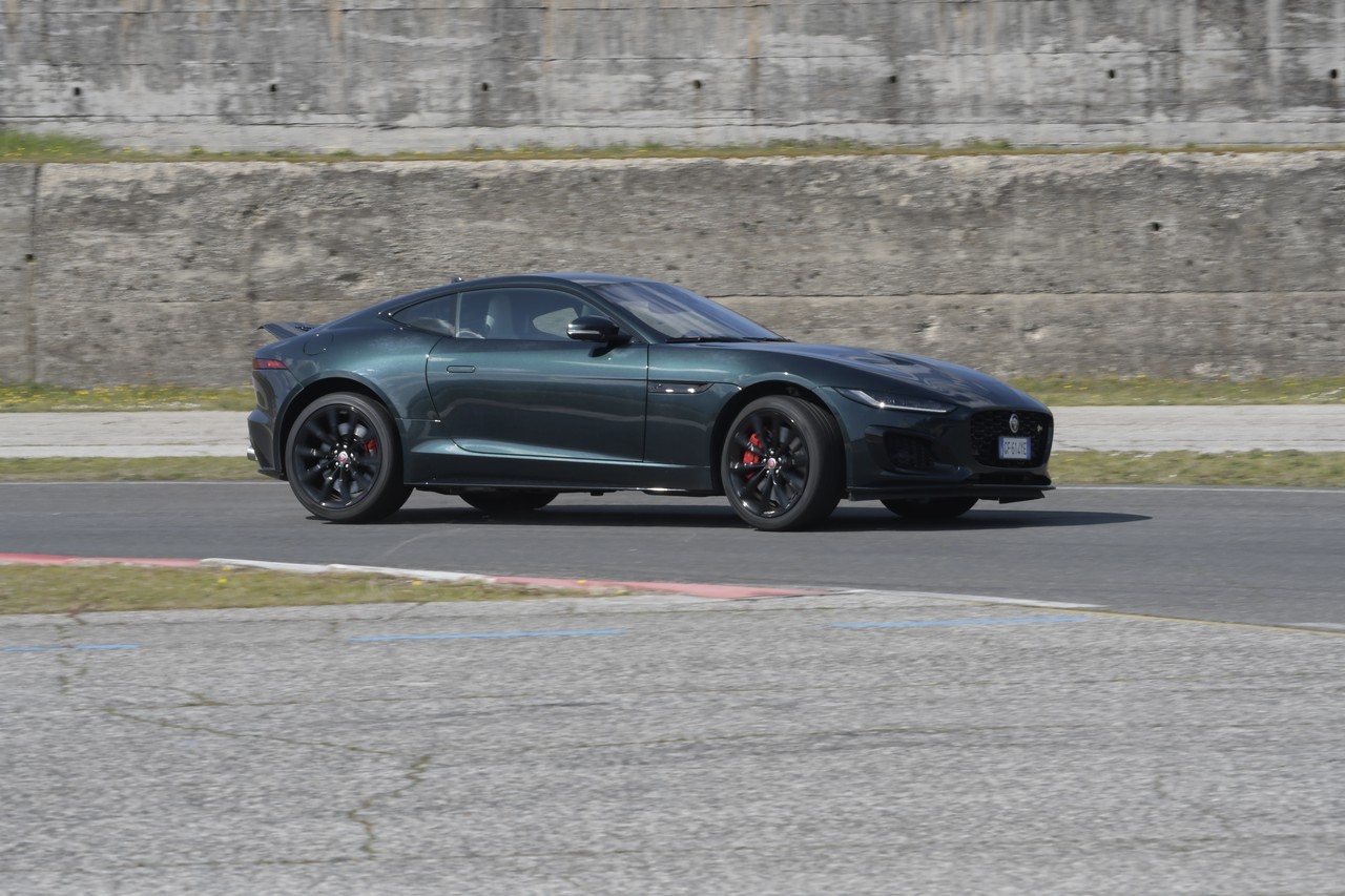 Jaguar F-Type 5.0 V8 R AWD: prova su strada