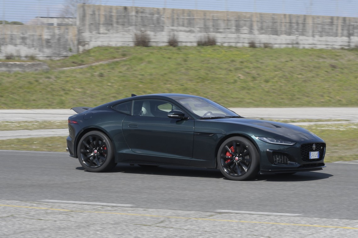 Jaguar F-Type 5.0 V8 R AWD: prova su strada