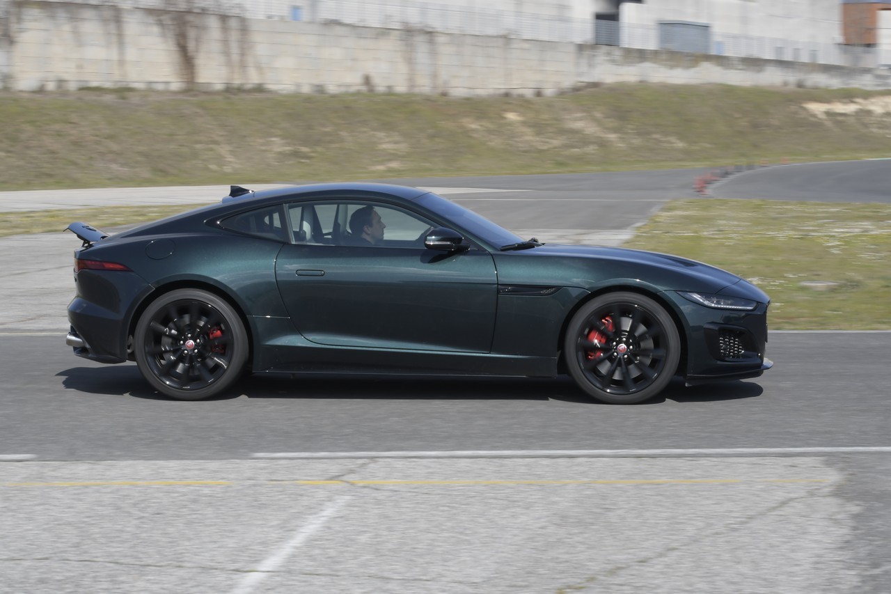 Jaguar F-Type 5.0 V8 R AWD: prova su strada