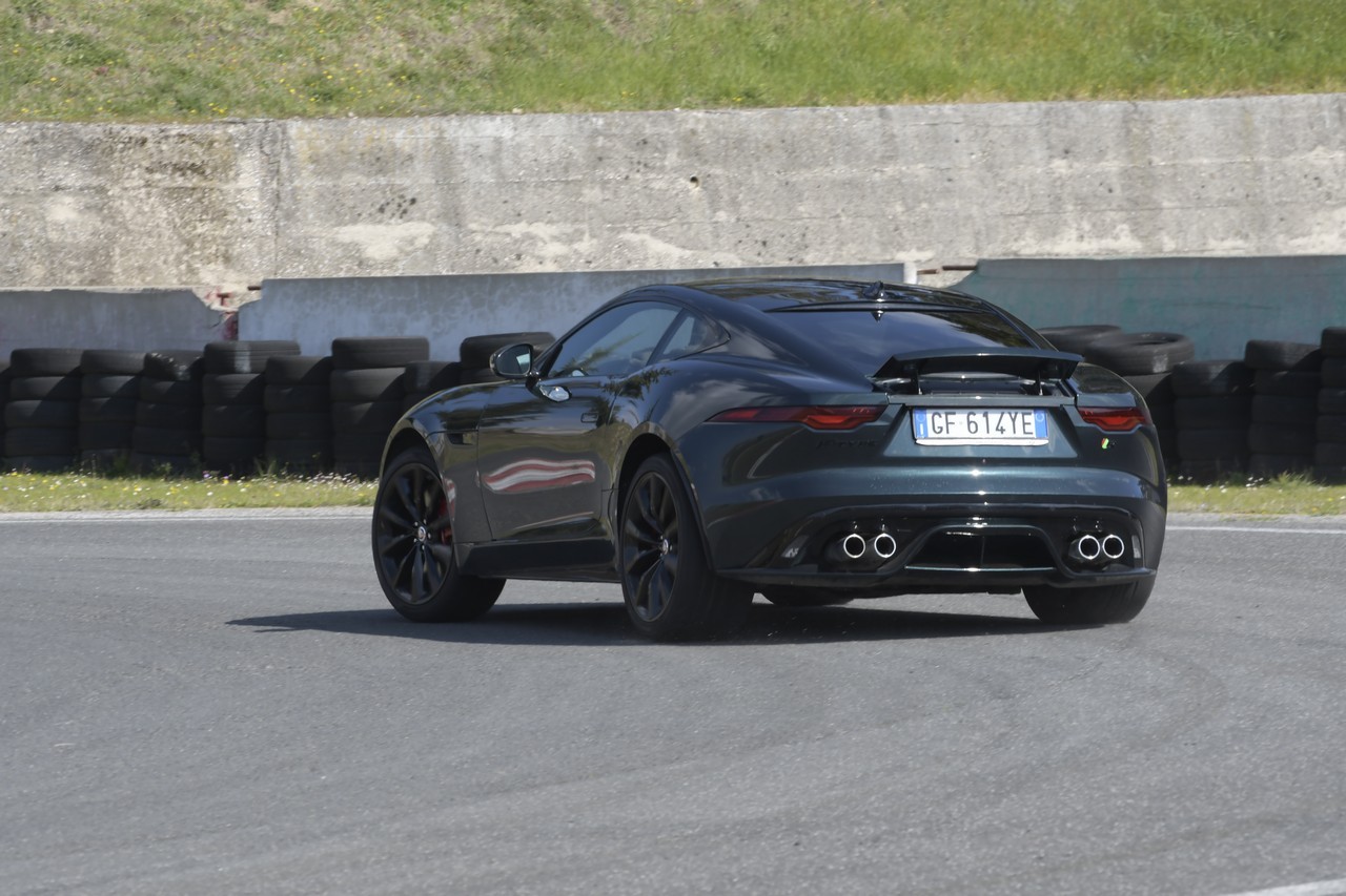 Jaguar F-Type 5.0 V8 R AWD: prova su strada