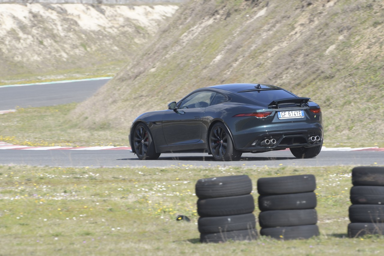 Jaguar F-Type 5.0 V8 R AWD: prova su strada