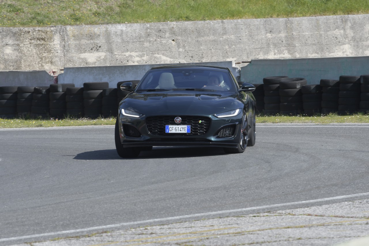 Jaguar F-Type 5.0 V8 R AWD: prova su strada