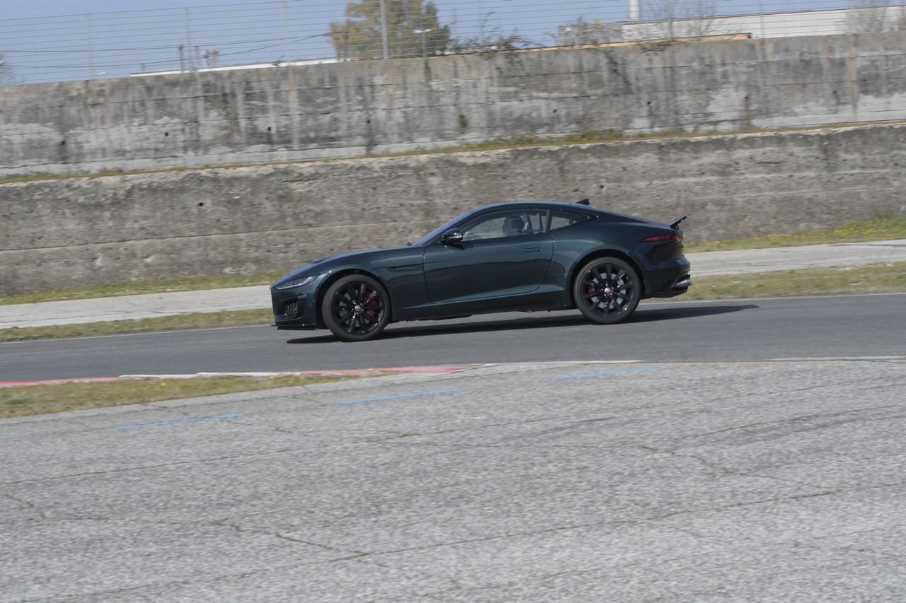 Jaguar F-Type 5.0 V8 R AWD: prova su strada