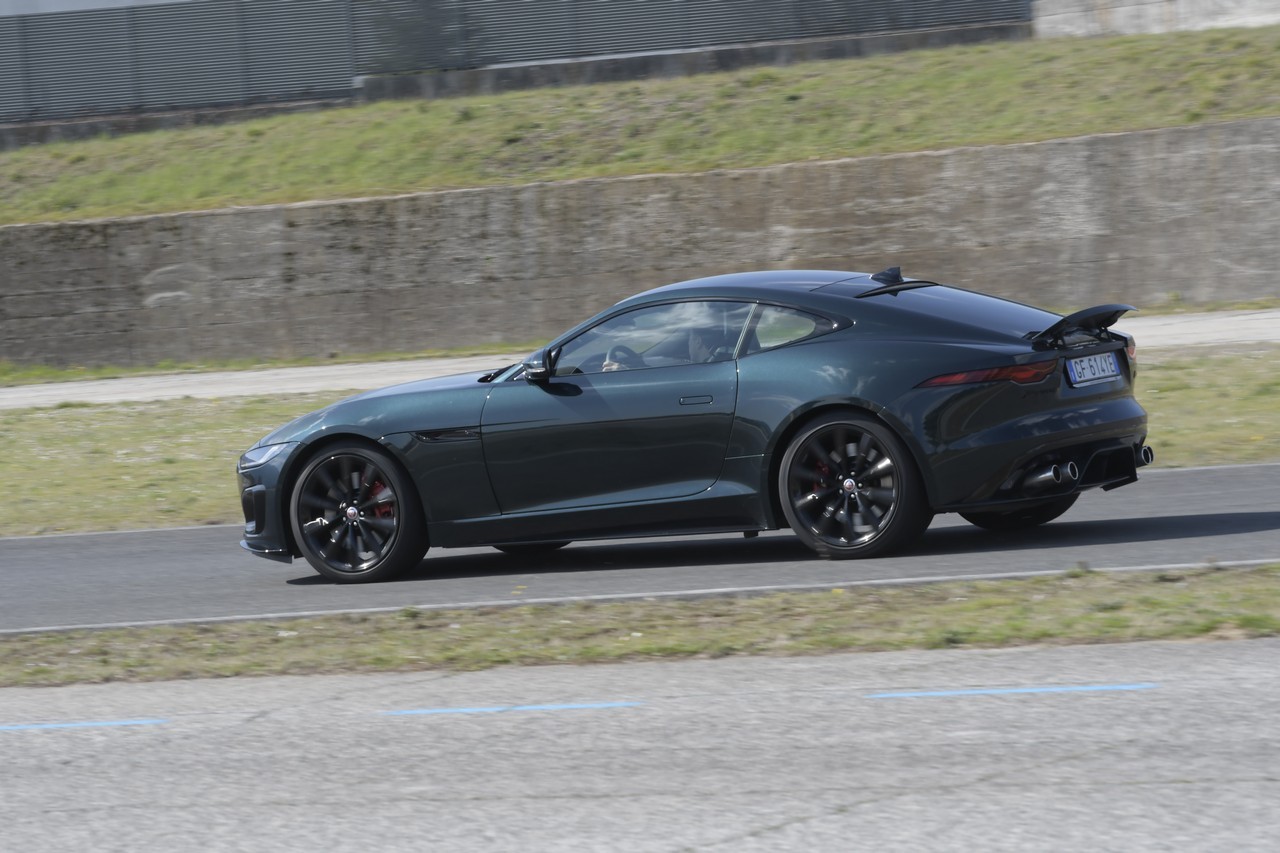 Jaguar F-Type 5.0 V8 R AWD: prova su strada