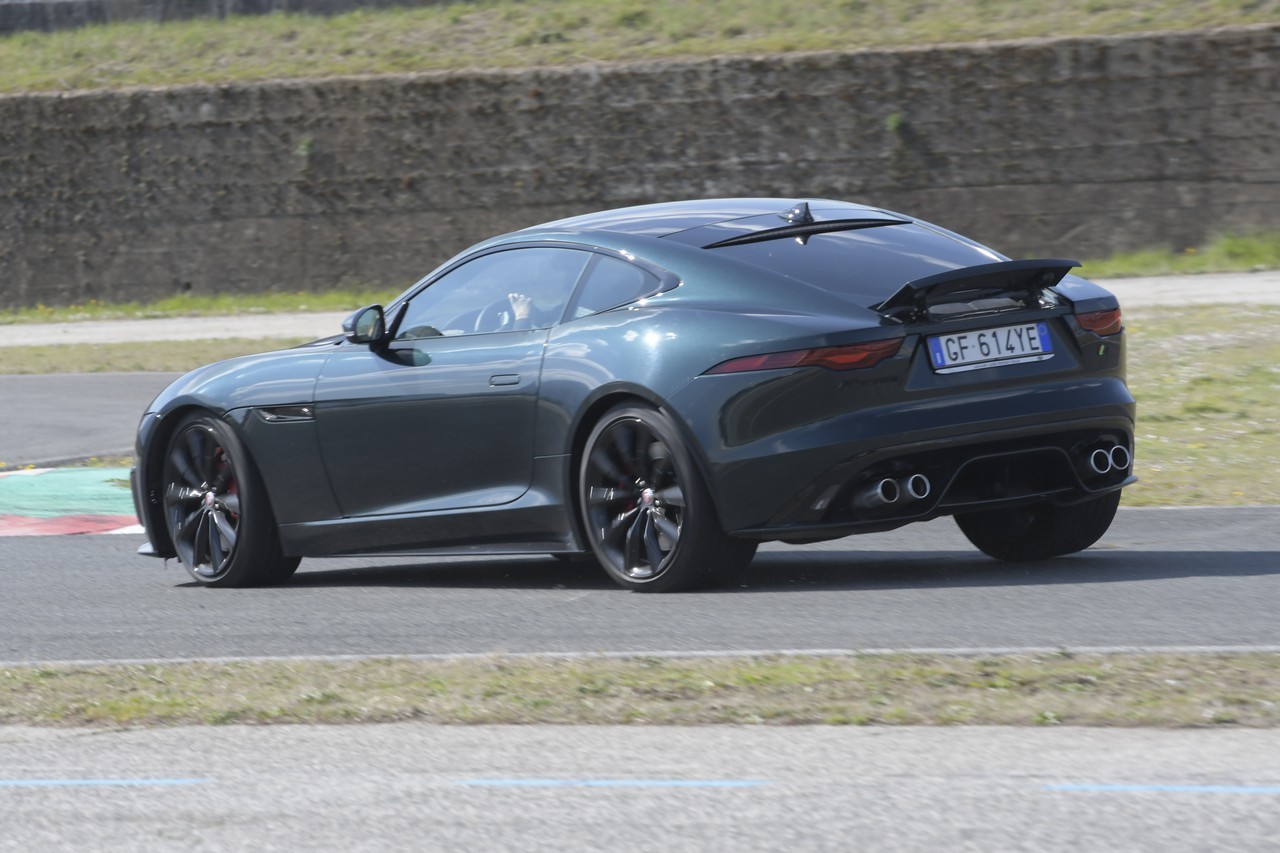 Jaguar F-Type 5.0 V8 R AWD: prova su strada