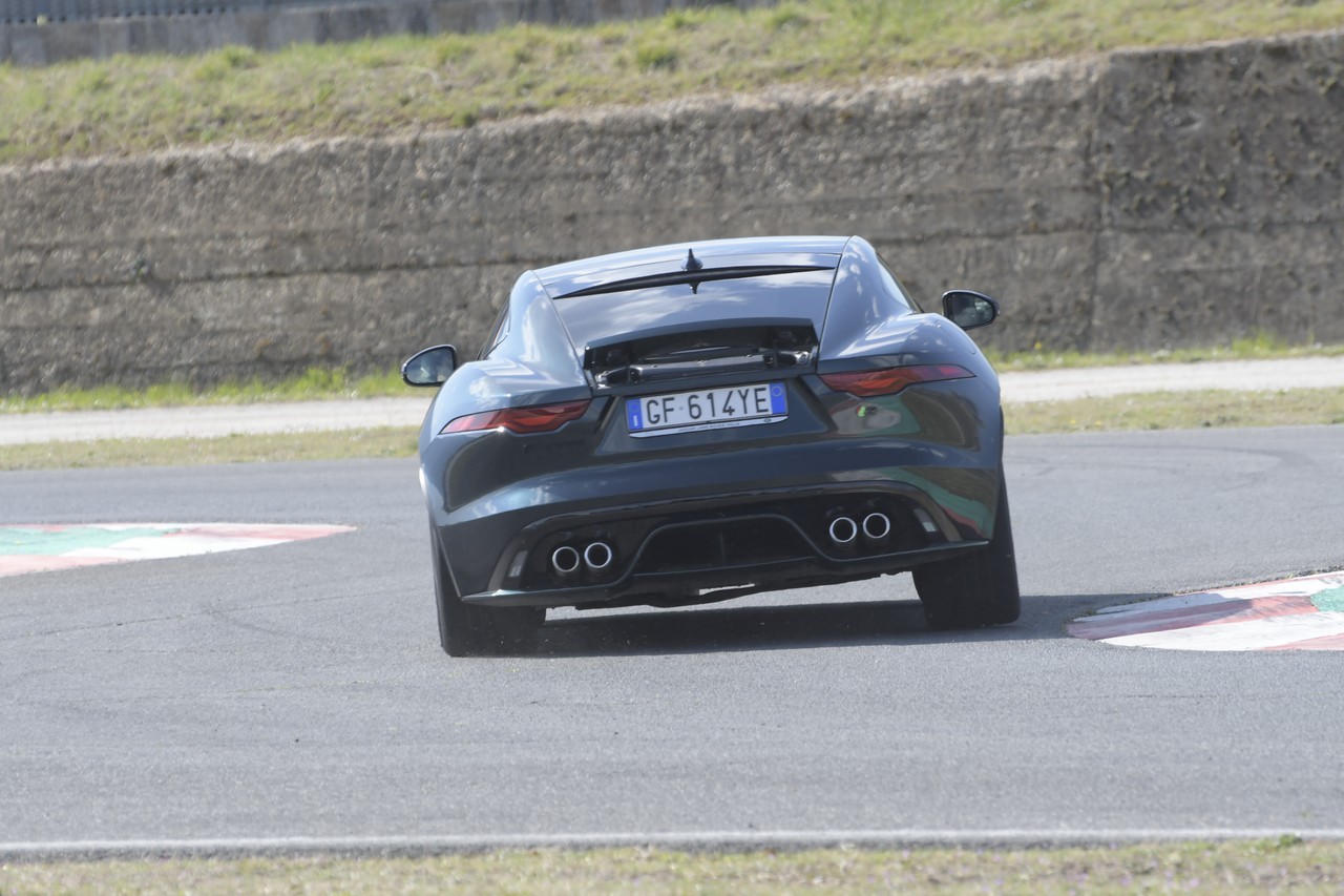 Jaguar F-Type 5.0 V8 R AWD: prova su strada