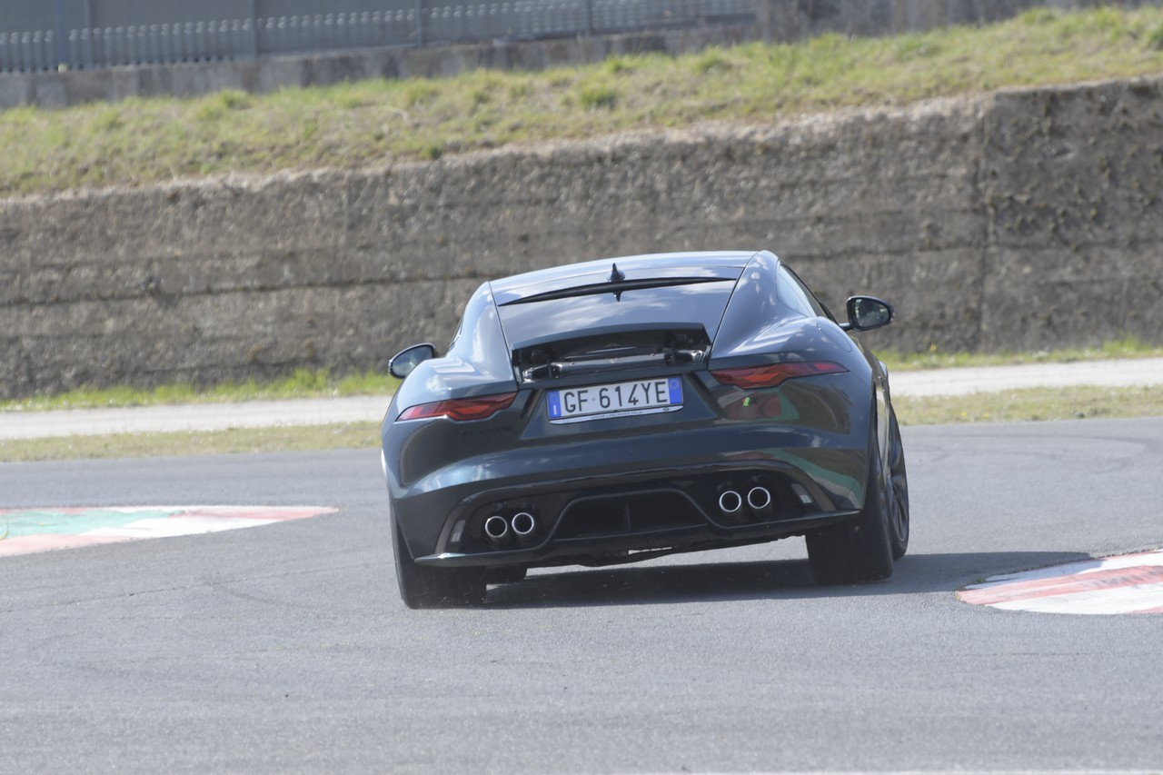 Jaguar F-Type 5.0 V8 R AWD: prova su strada