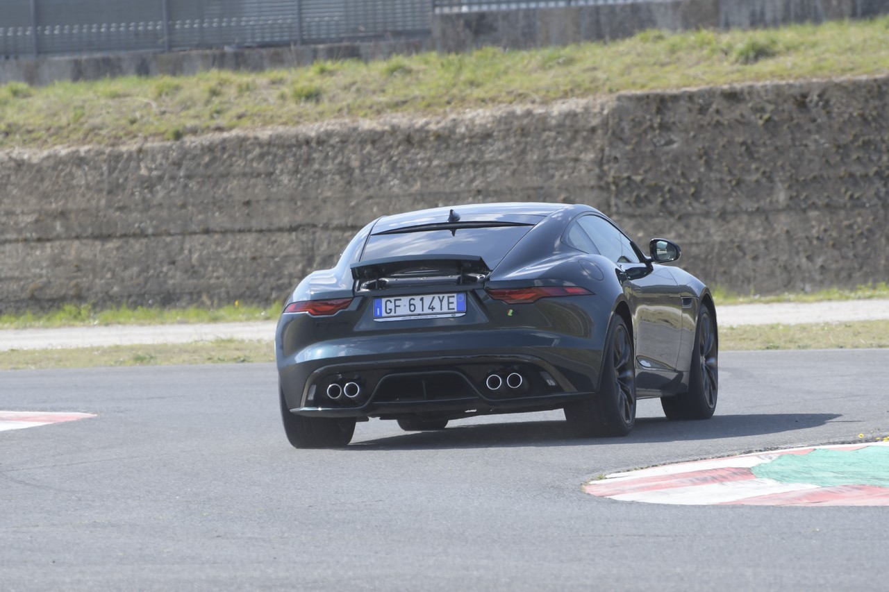 Jaguar F-Type 5.0 V8 R AWD: prova su strada