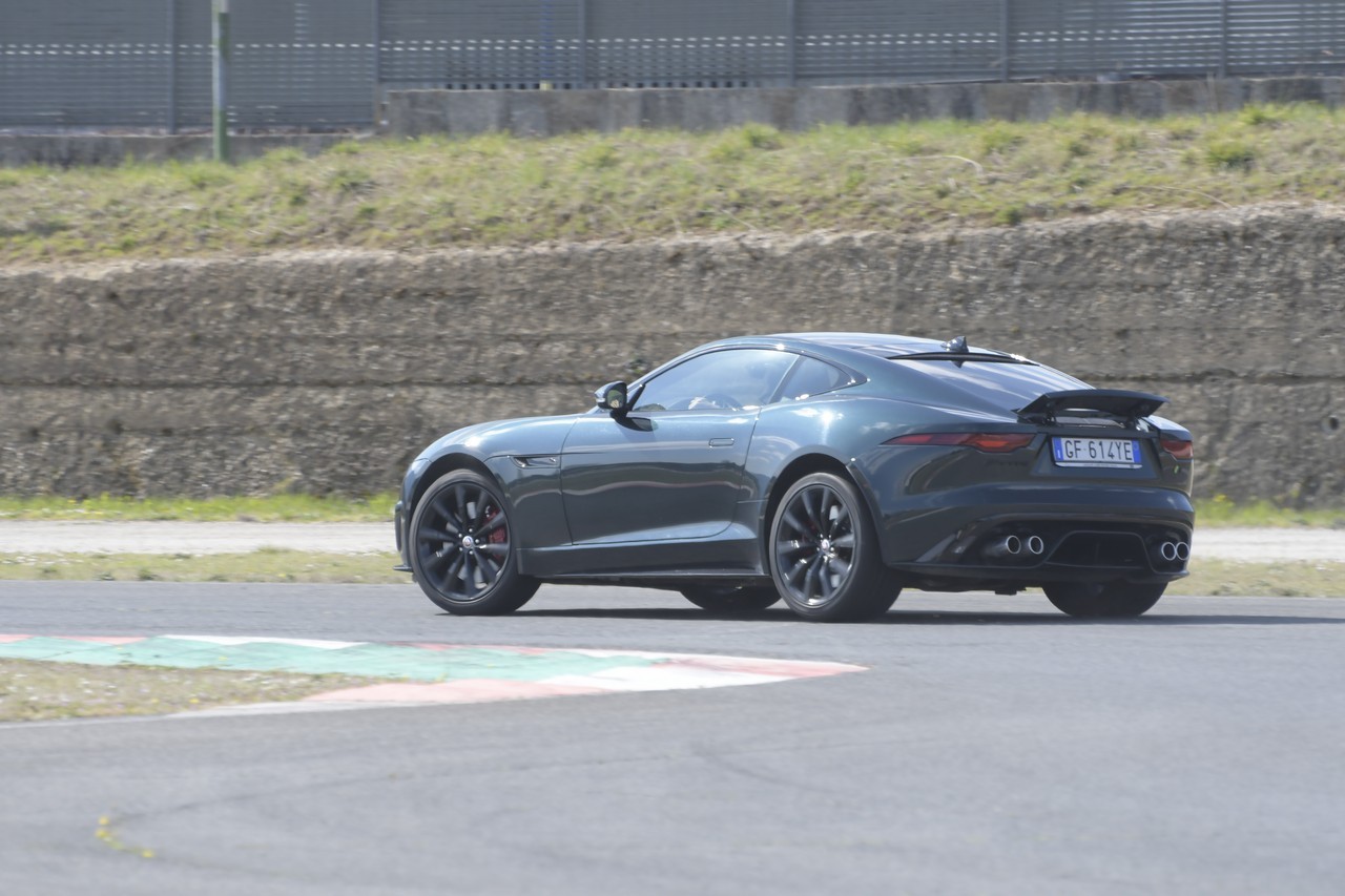 Jaguar F-Type 5.0 V8 R AWD: prova su strada