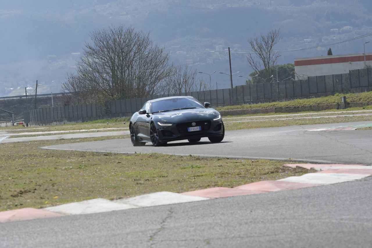 Jaguar F-Type 5.0 V8 R AWD: prova su strada