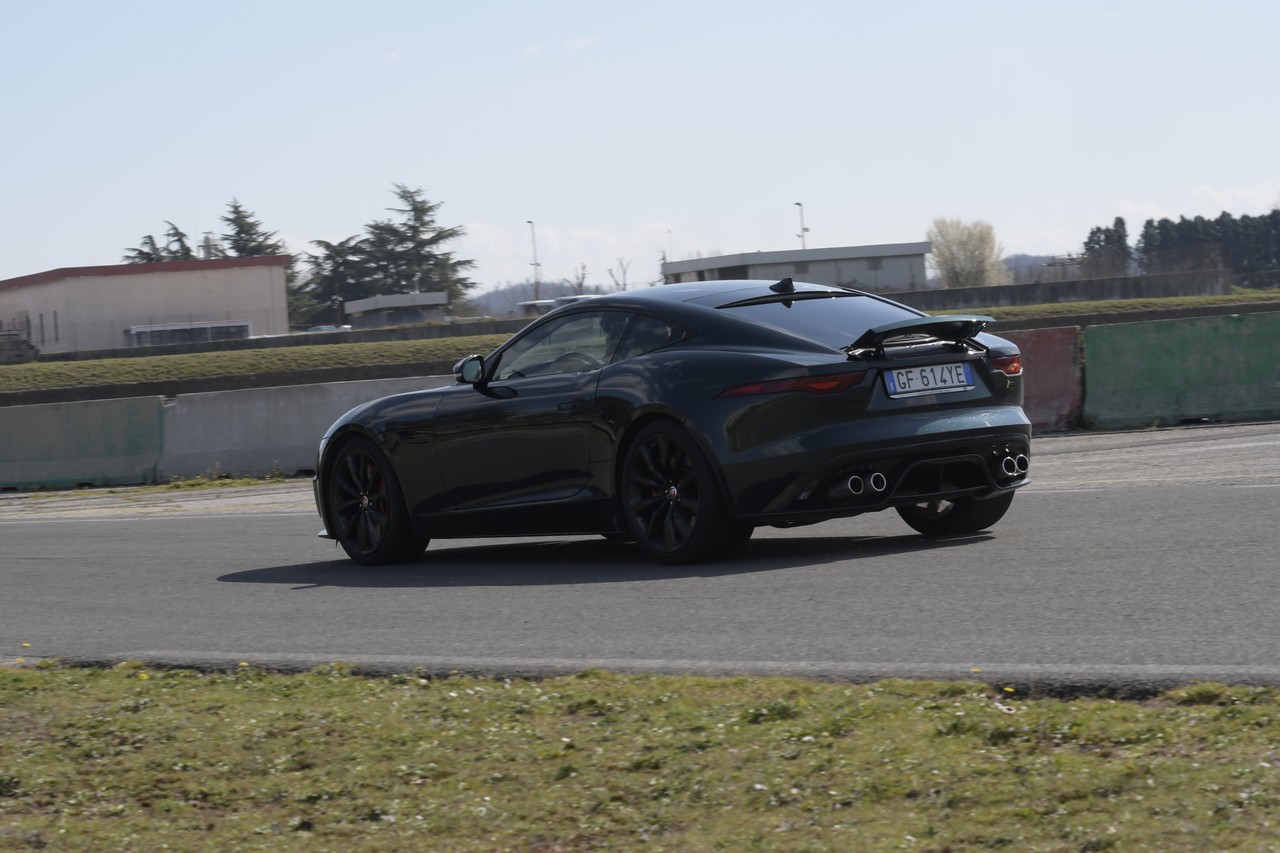 Jaguar F-Type 5.0 V8 R AWD: prova su strada