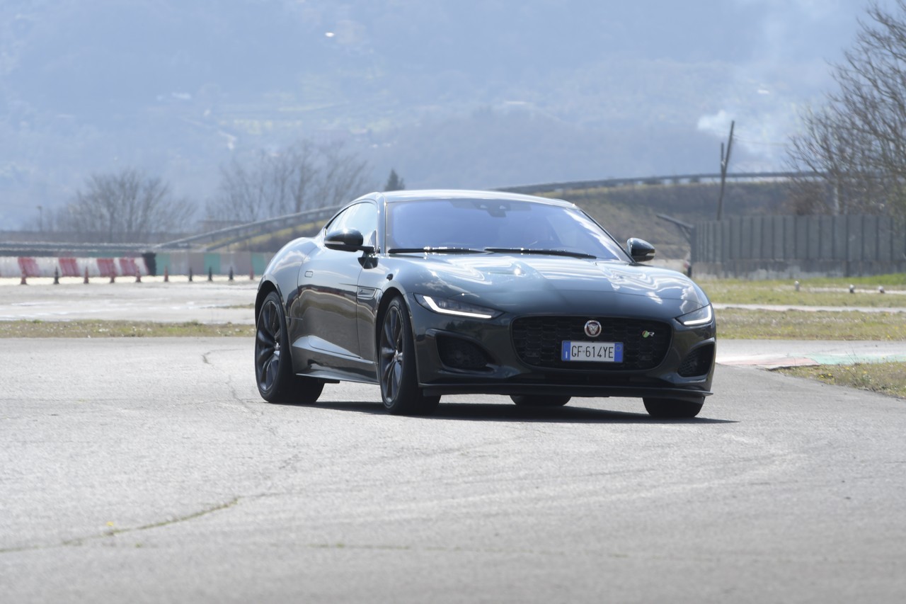 Jaguar F-Type 5.0 V8 R AWD: prova su strada