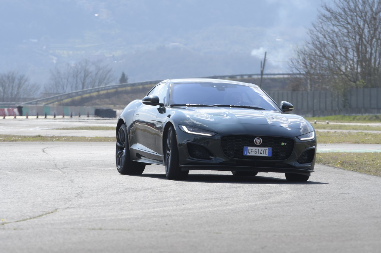 Jaguar F-Type 5.0 V8 R AWD: prova su strada