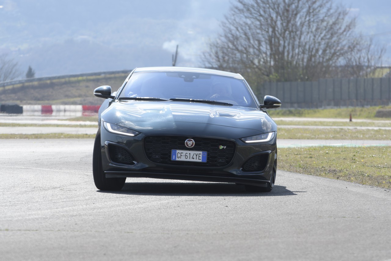 Jaguar F-Type 5.0 V8 R AWD: prova su strada