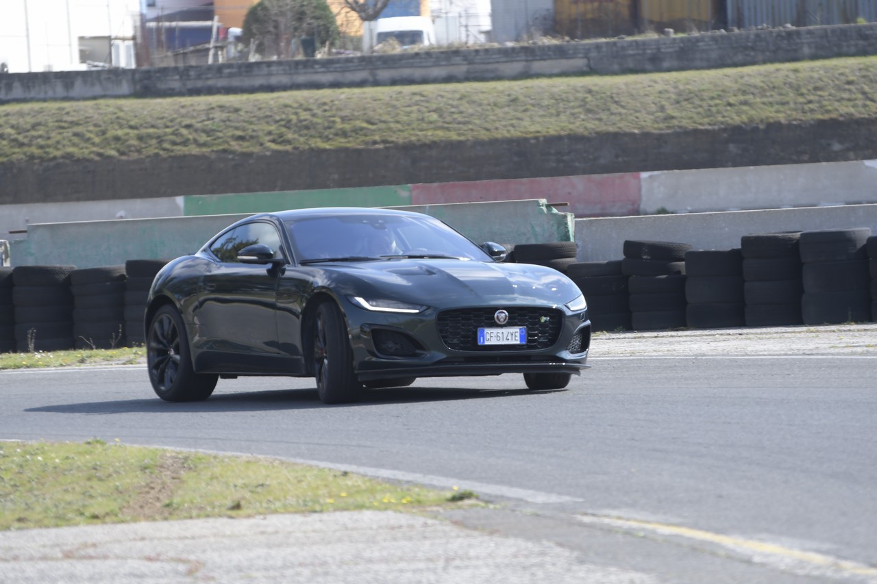 Jaguar F-Type 5.0 V8 R AWD: prova su strada