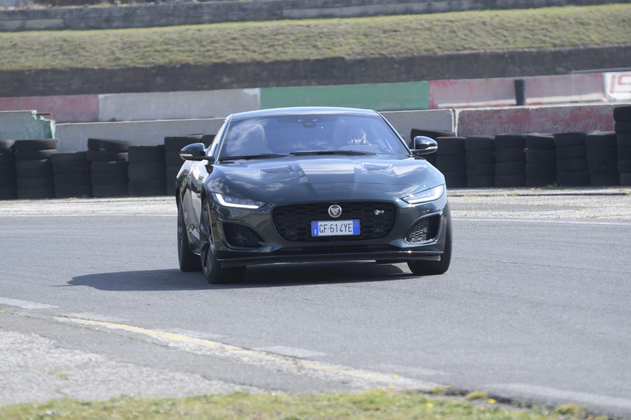 Jaguar F-Type 5.0 V8 R AWD: prova su strada