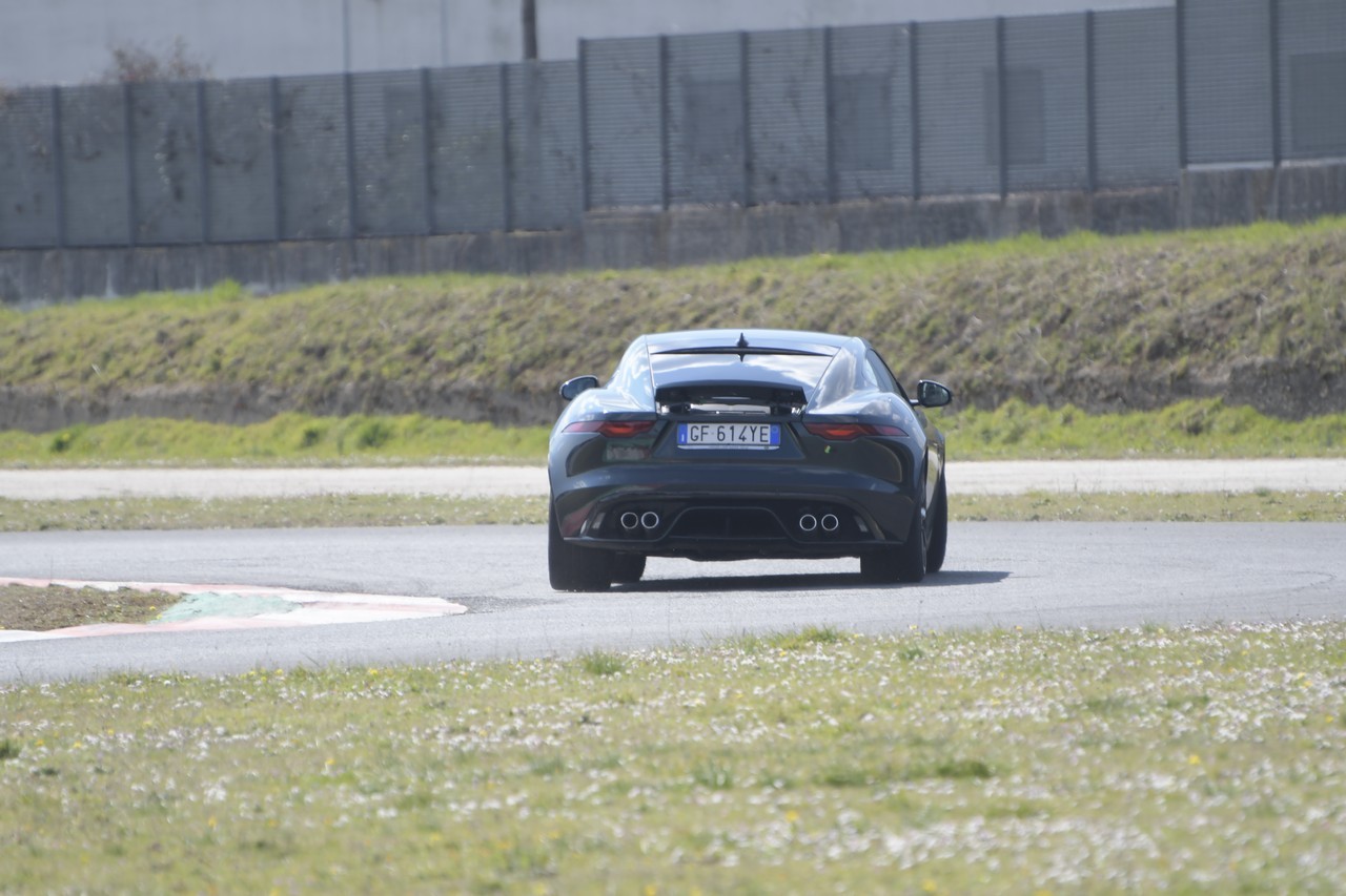 Jaguar F-Type 5.0 V8 R AWD: prova su strada