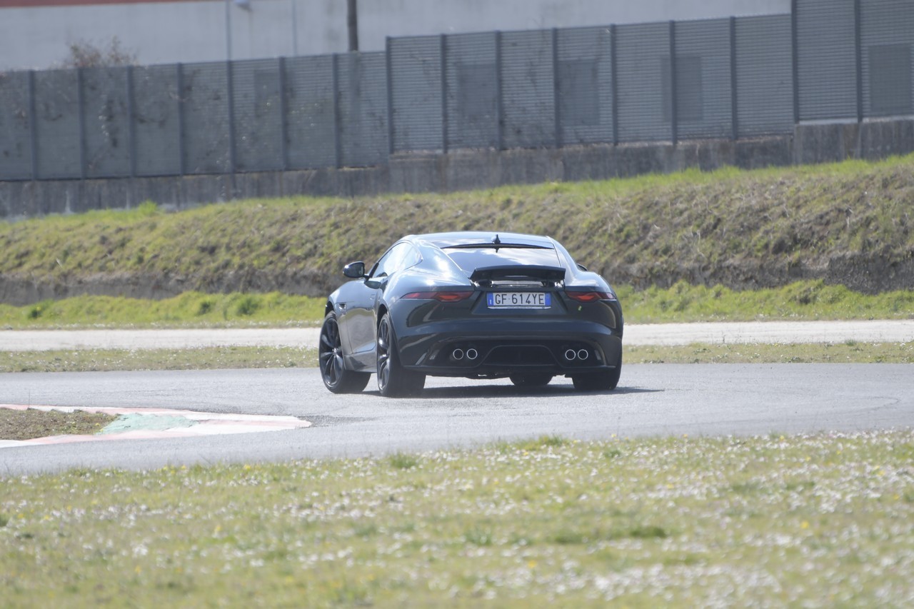 Jaguar F-Type 5.0 V8 R AWD: prova su strada