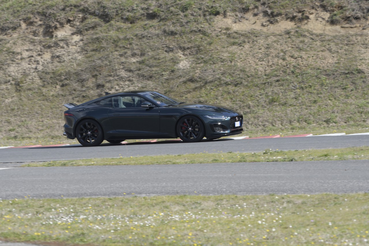 Jaguar F-Type 5.0 V8 R AWD: prova su strada