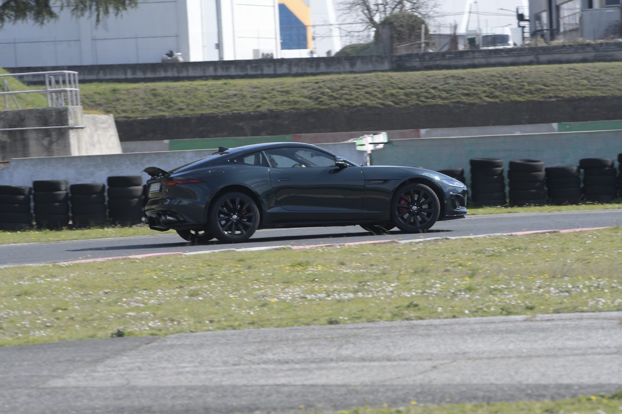 Jaguar F-Type 5.0 V8 R AWD: prova su strada