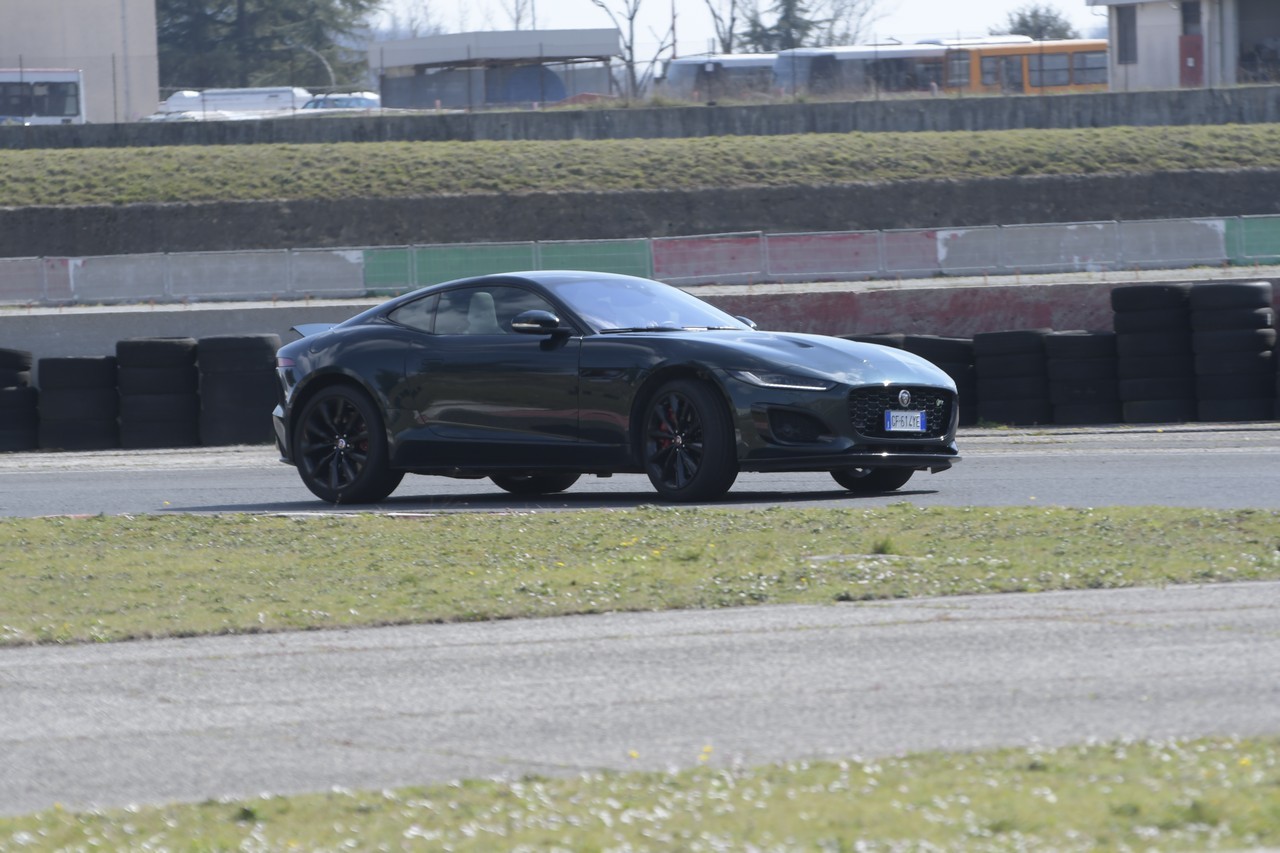 Jaguar F-Type 5.0 V8 R AWD: prova su strada