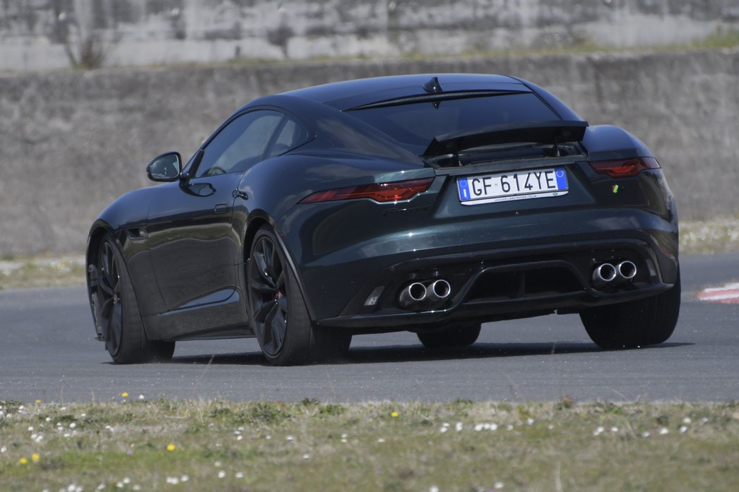 Jaguar F-Type 5.0 V8 R AWD: prova su strada