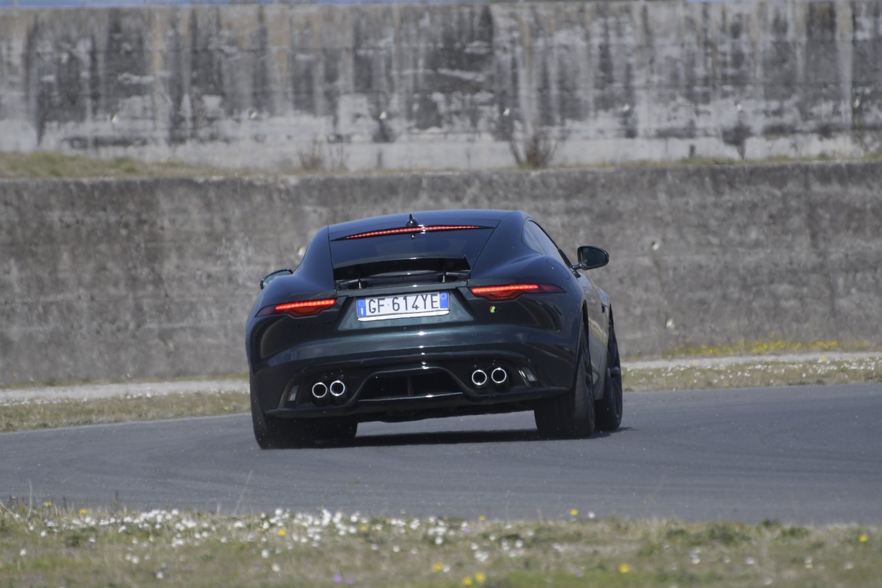 Jaguar F-Type 5.0 V8 R AWD: prova su strada