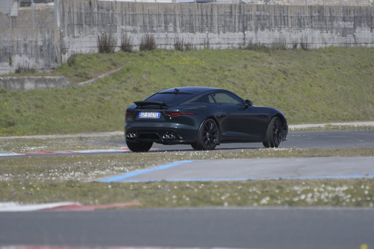 Jaguar F-Type 5.0 V8 R AWD: prova su strada