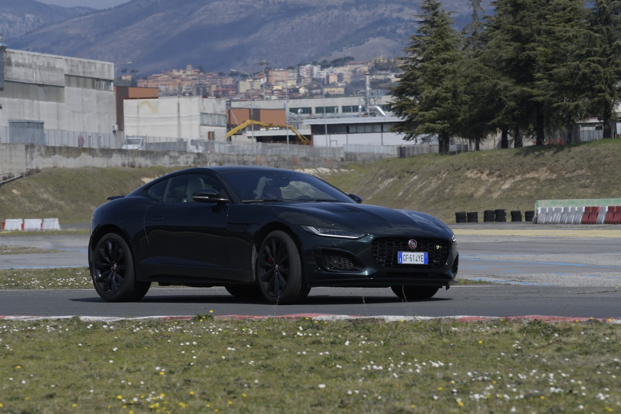 Jaguar F-Type 5.0 V8 R AWD: prova su strada