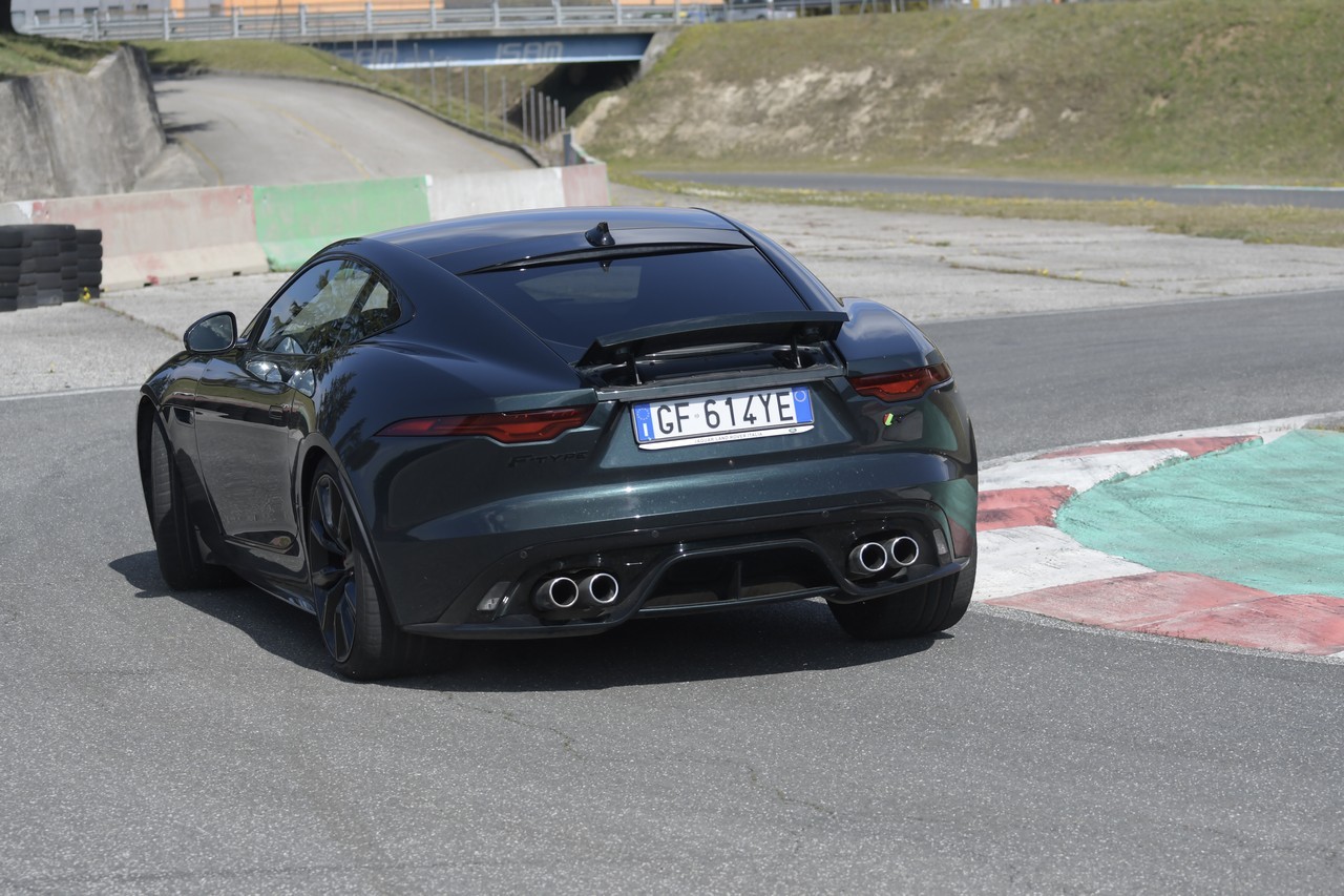 Jaguar F-Type 5.0 V8 R AWD: prova su strada