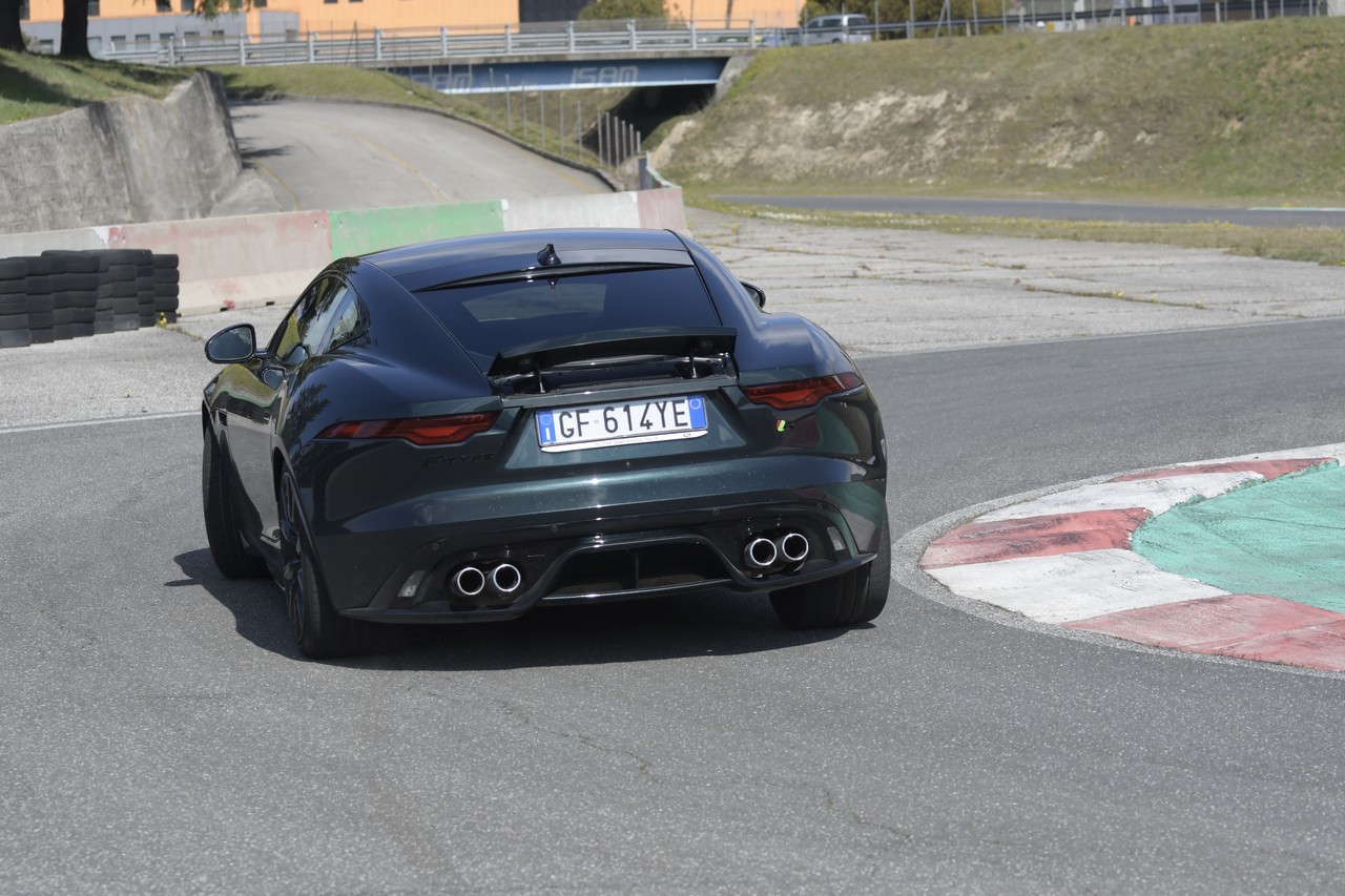 Jaguar F-Type 5.0 V8 R AWD: prova su strada