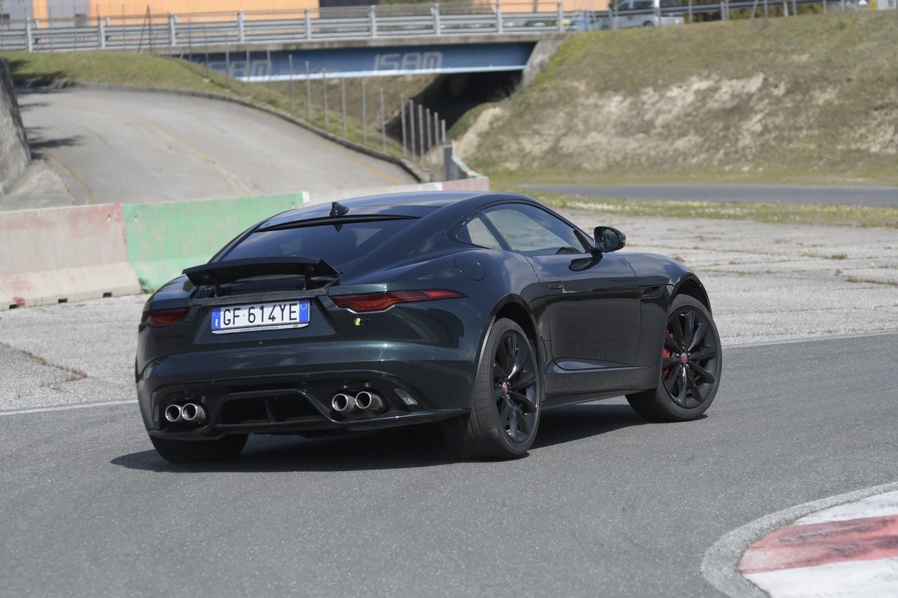 Jaguar F-Type 5.0 V8 R AWD: prova su strada