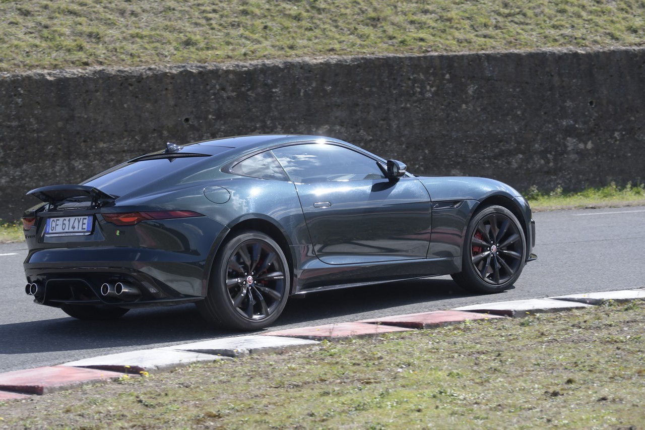 Jaguar F-Type 5.0 V8 R AWD: prova su strada