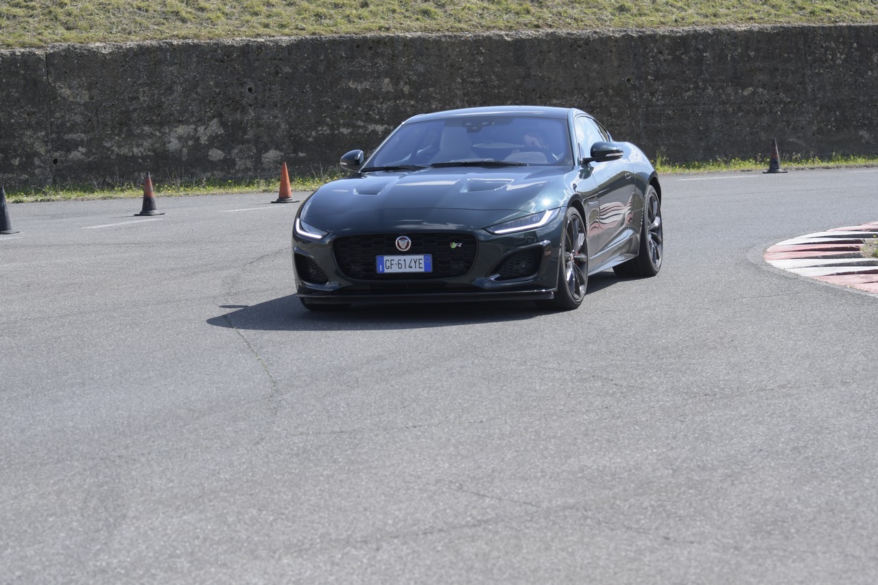 Jaguar F-Type 5.0 V8 R AWD: prova su strada