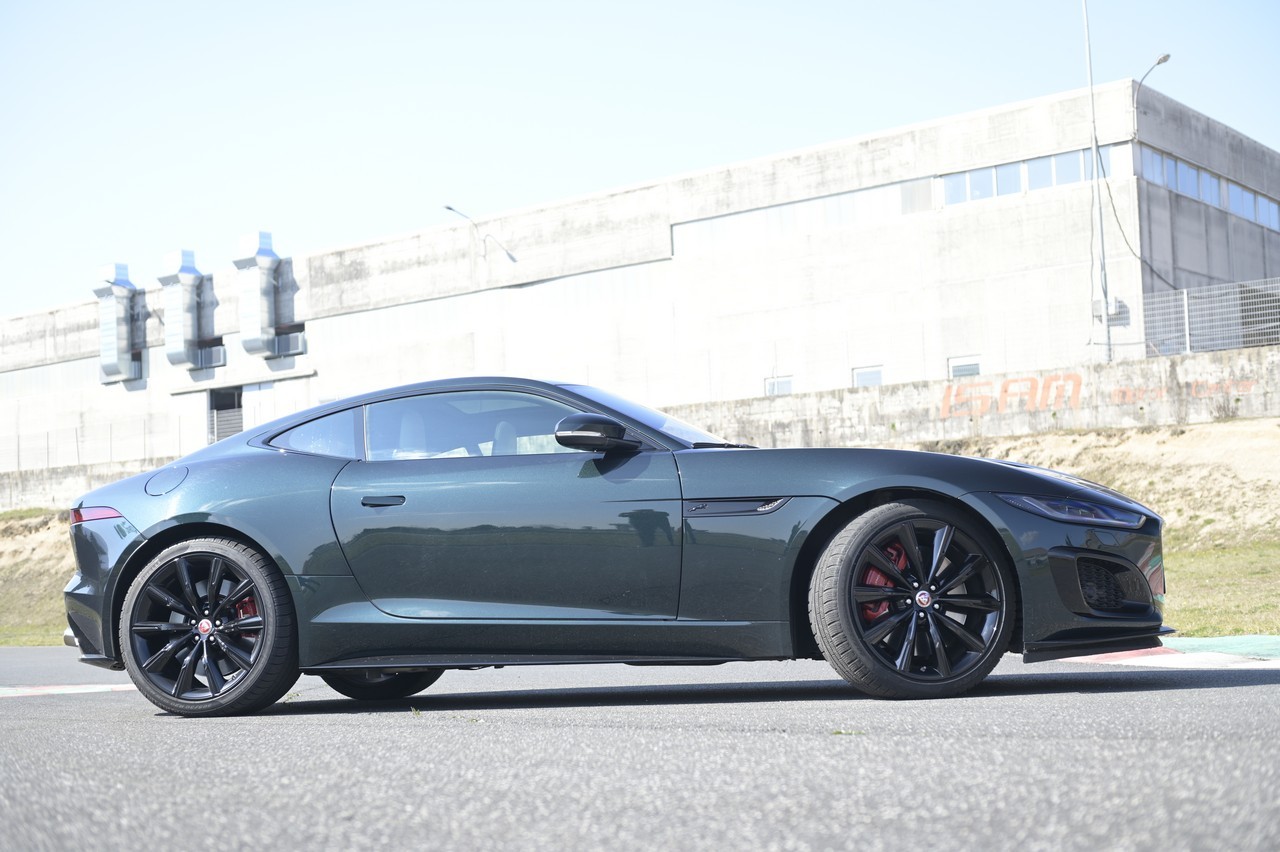 Jaguar F-Type 5.0 V8 R AWD: prova su strada