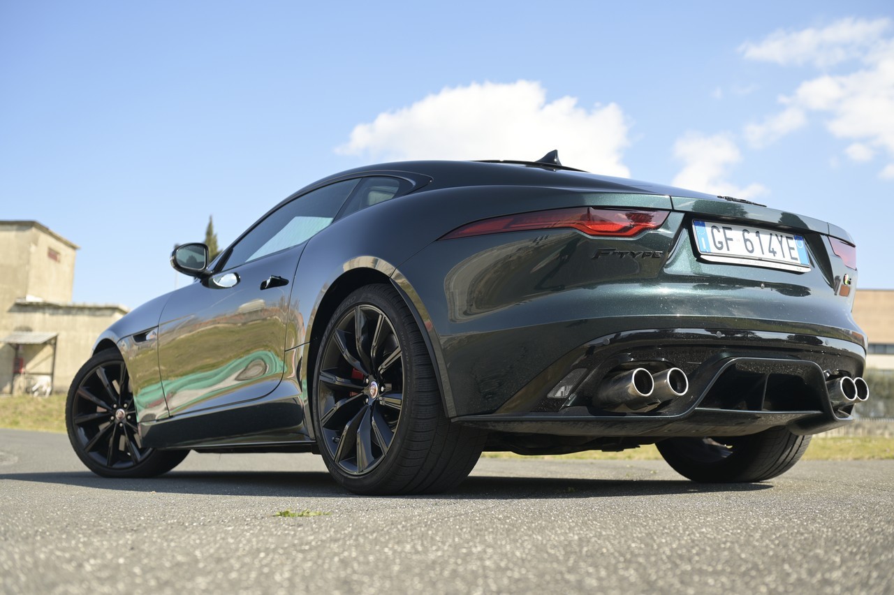 Jaguar F-Type 5.0 V8 R AWD: prova su strada