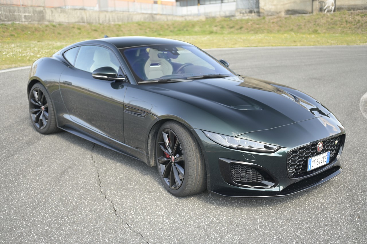 Jaguar F-Type 5.0 V8 R AWD: prova su strada