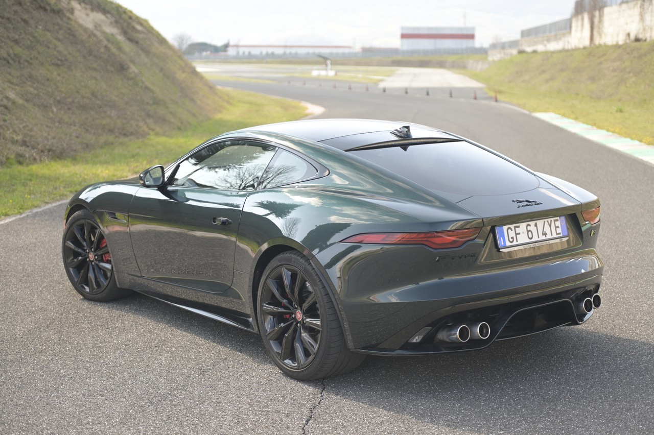 Jaguar F-Type 5.0 V8 R AWD: prova su strada