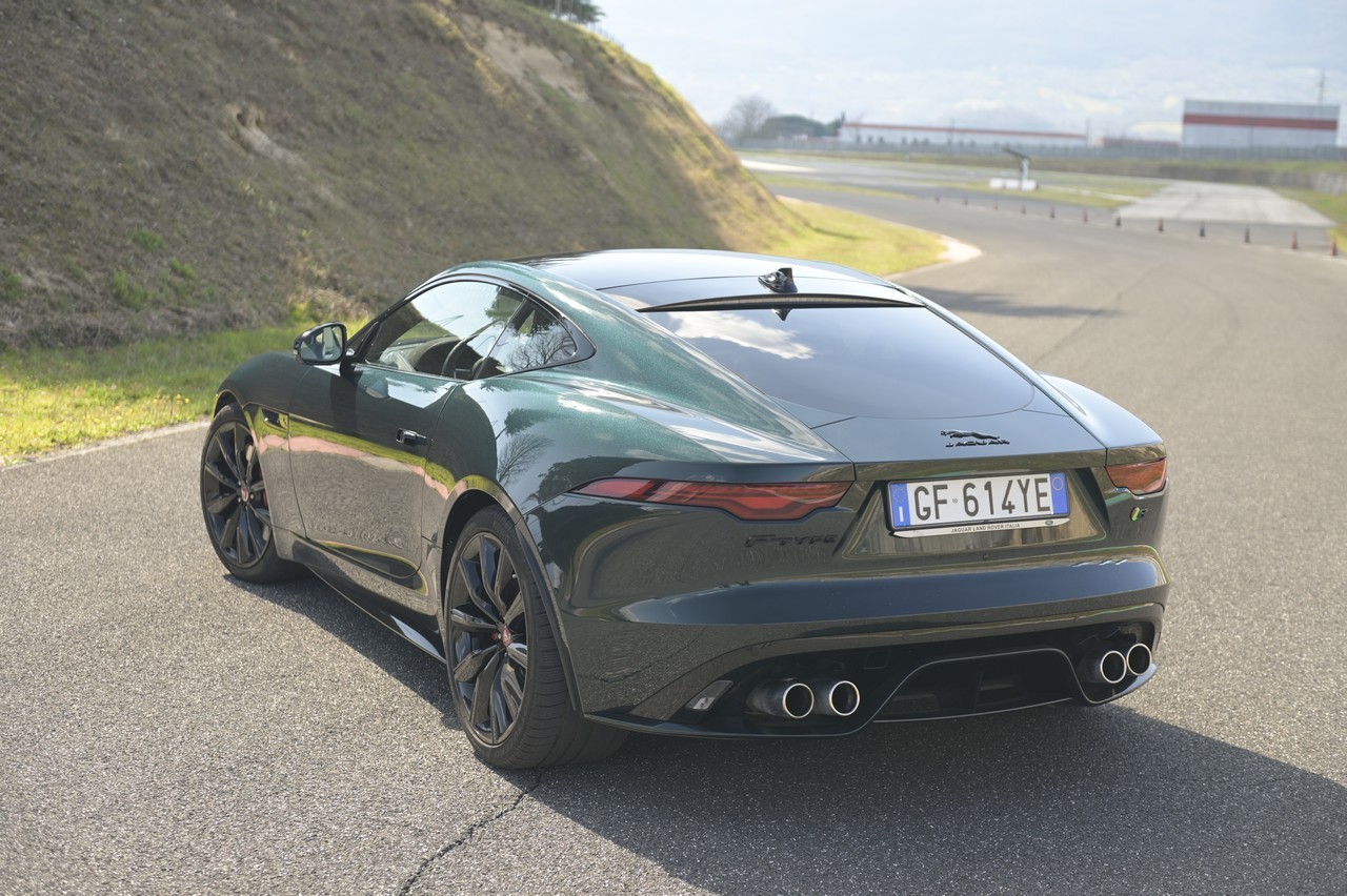 Jaguar F-Type 5.0 V8 R AWD: prova su strada