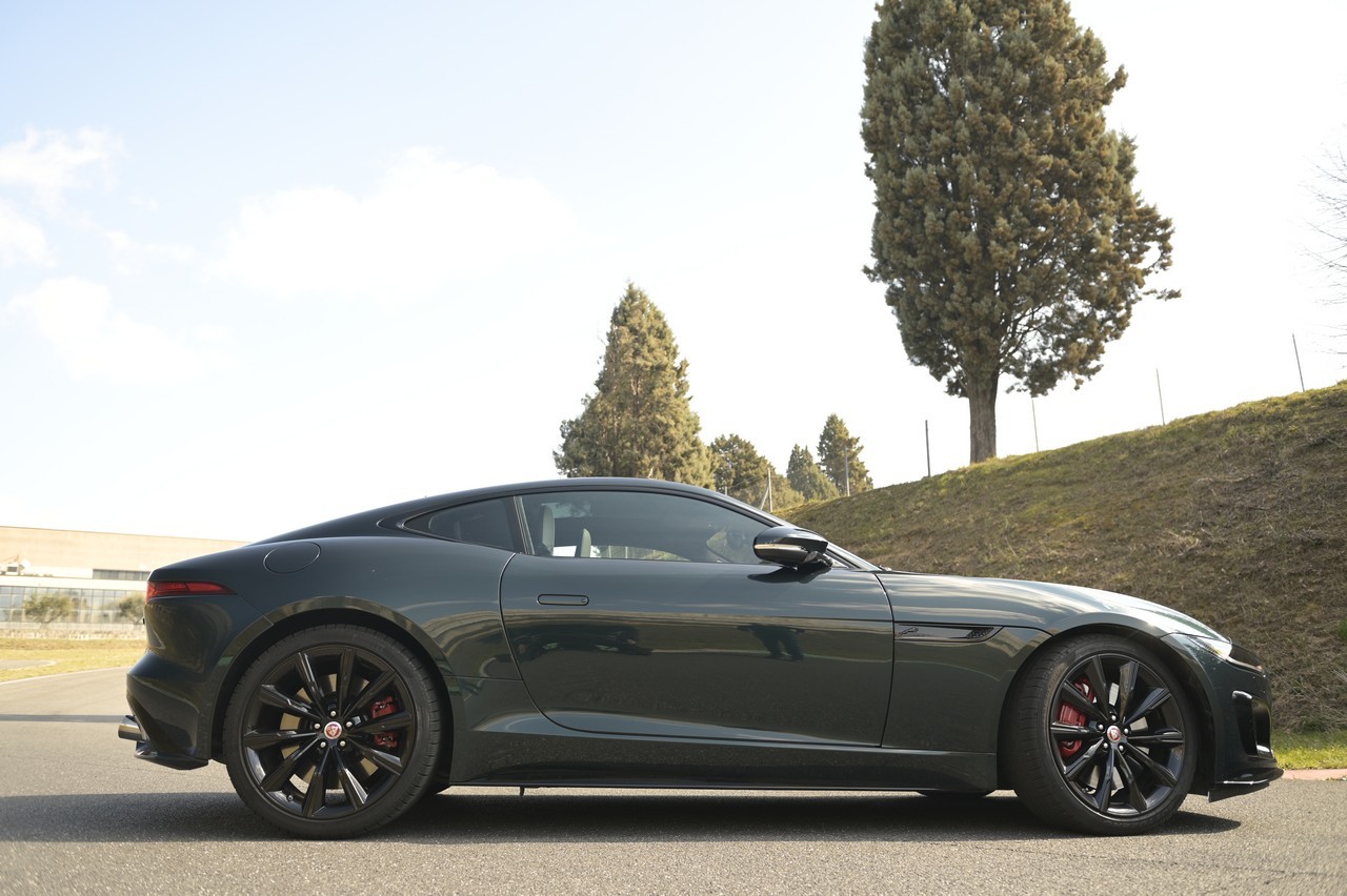 Jaguar F-Type 5.0 V8 R AWD: prova su strada