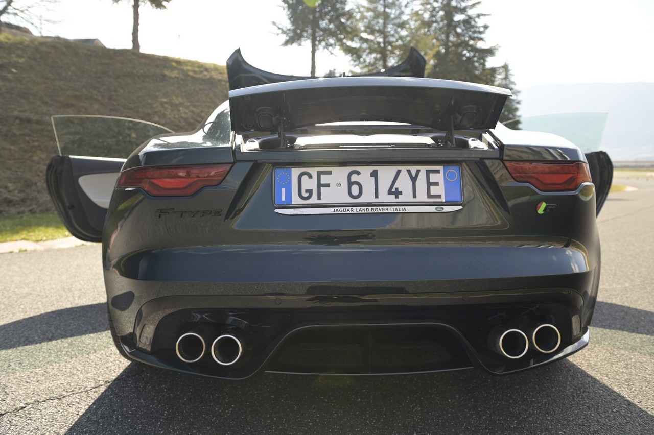 Jaguar F-Type 5.0 V8 R AWD: prova su strada