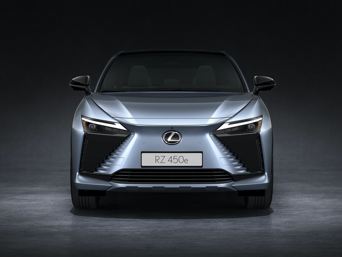 Lexus RZ 450e: immagini ufficiali