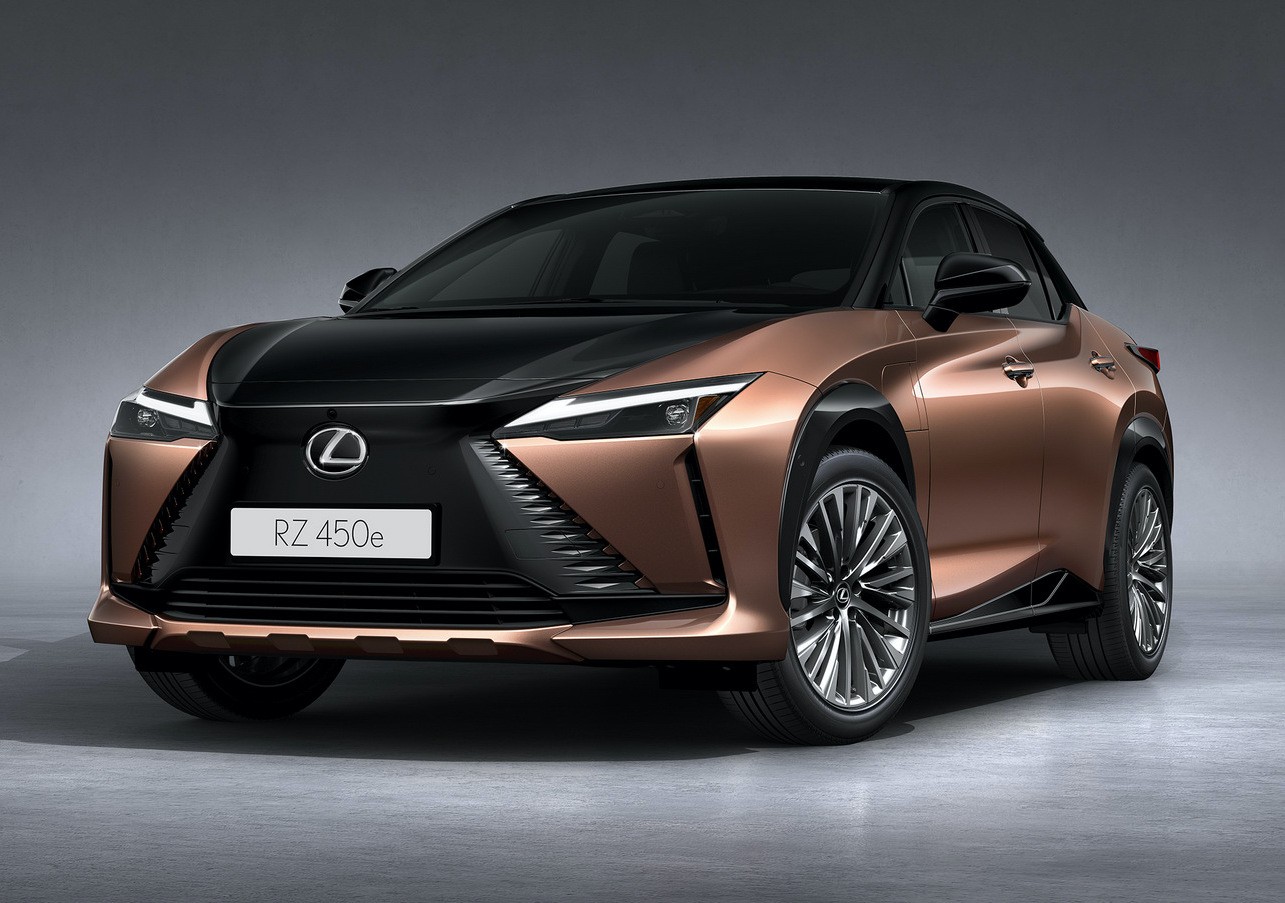 Lexus RZ 450e: immagini ufficiali