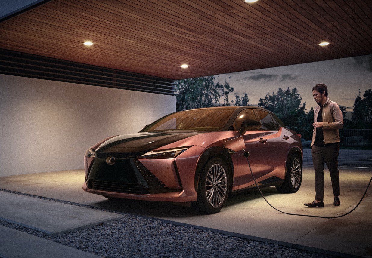 Lexus RZ 450e: immagini ufficiali