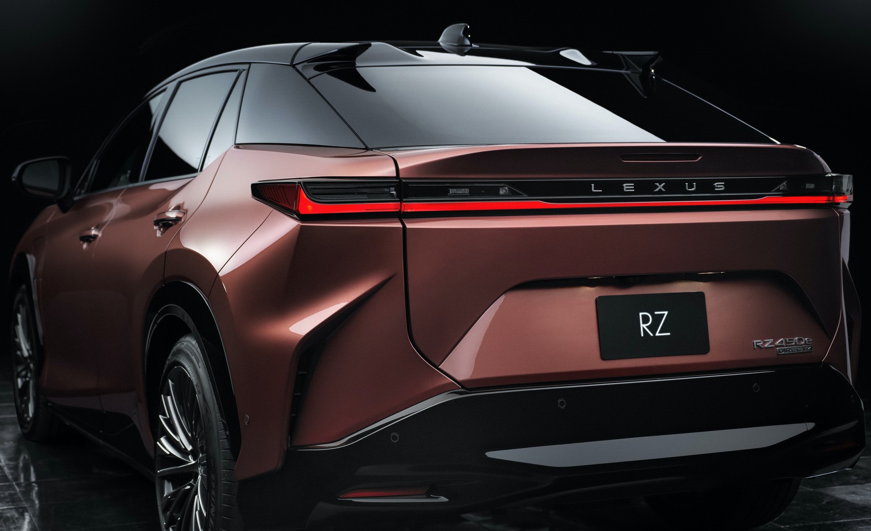 Lexus RZ 450e: immagini ufficiali